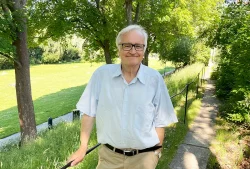Bild på Ted Rosvall bland träd taget av Maria Bratt