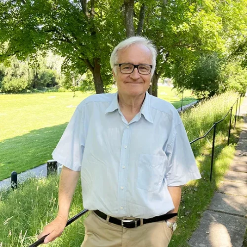 Bild på Ted Rosvall bland träd taget av Maria Bratt
